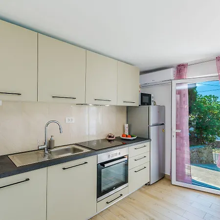 Helles Nur 240 Meter Zum Mit Meerblick, Grill, Privatparkplatz Apartment Dramalj