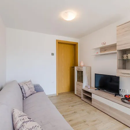 Apartment Helles Nur 240 Meter Zum Mit Meerblick, Grill, Privatparkplatz